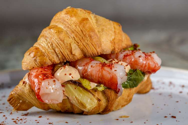 Croissant cocktail al crudo di gamberi rossi Ph.Romanogmt