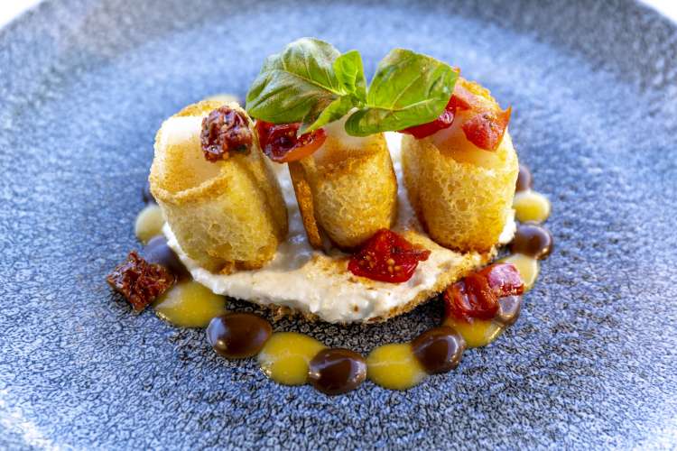 Mirabelle Le Capesante in cialda di pane crudaiola di pomodorini biologici stracciatella di burrata ed emulsione di aglio 108