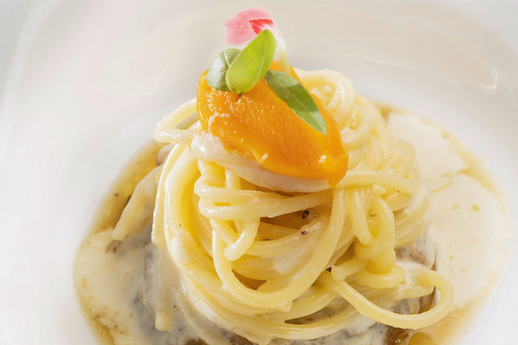Spaghettone Cacio e Pepe su stracotto di manzo e quenelle di pesto di carote
